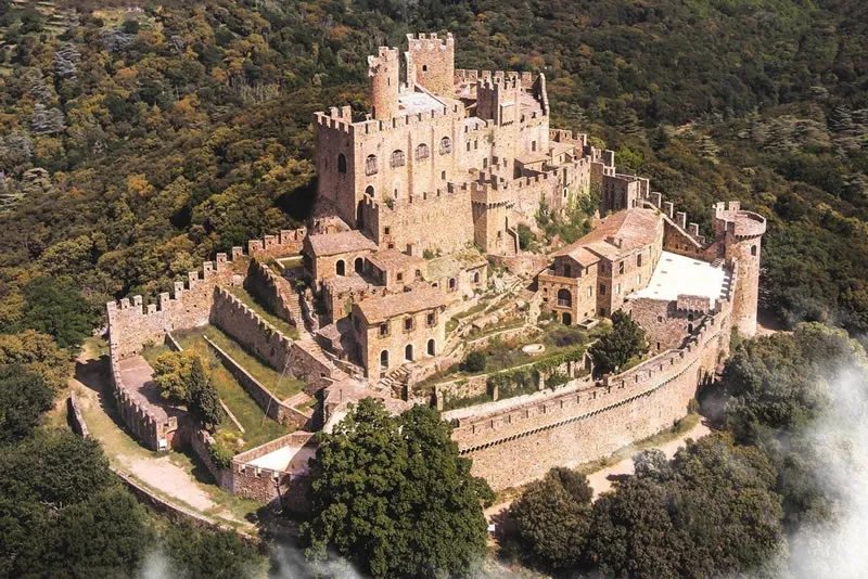 레케센스 성 (Castillo de Requesens)